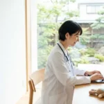 子育てと仕事の両立に向けて勤務スケジュールを整える女性医師のイメージ
