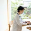 子育てと仕事の両立に向けて勤務スケジュールを整える女性医師のイメージ